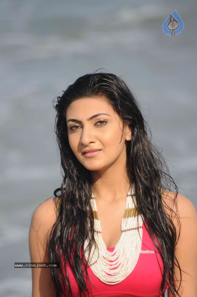 Neelam Upadhyay Hot Gallery - 39 / 71 photos