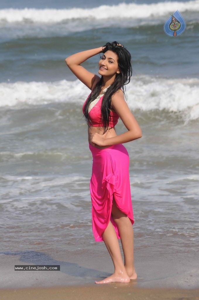 Neelam Upadhyay Hot Gallery - 41 / 71 photos