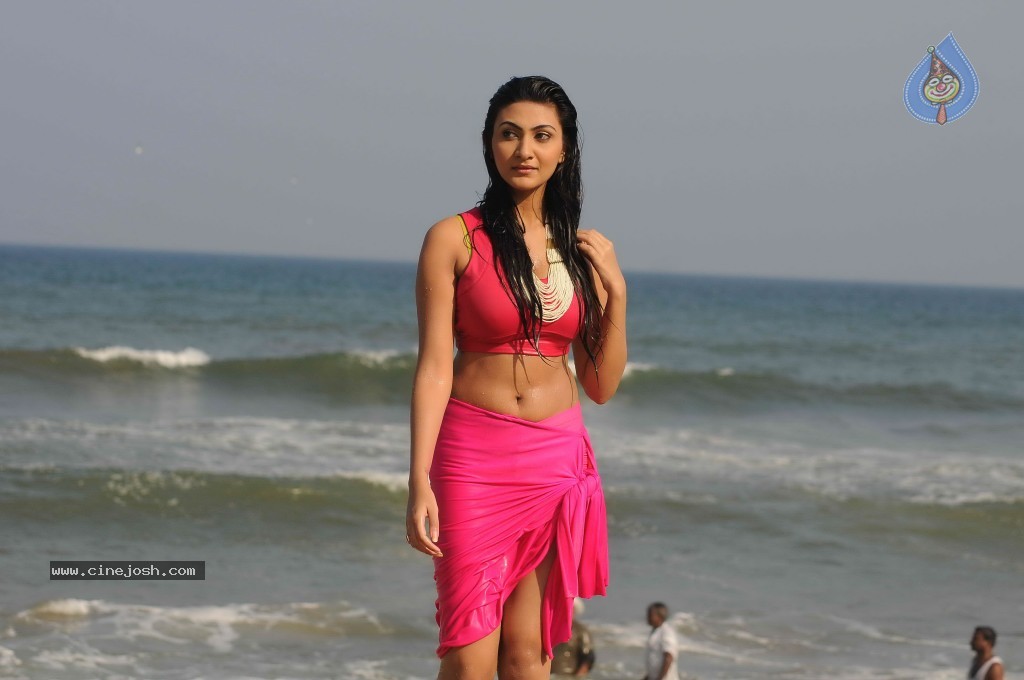 Neelam Upadhyay Hot Gallery - 43 / 71 photos