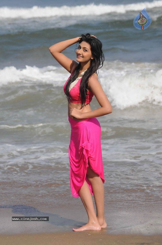 Neelam Upadhyay Hot Gallery - 48 / 71 photos