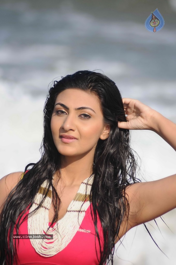 Neelam Upadhyay Hot Gallery - 67 / 71 photos