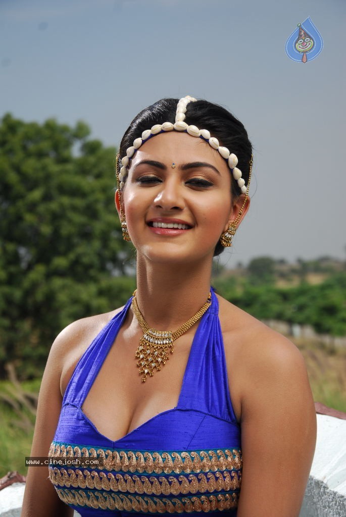Neelam Upadhyay New Hot Stills - 30 / 105 photos