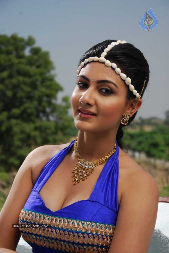 Neelam Upadhyay New Hot Stills - 45 / 105 photos