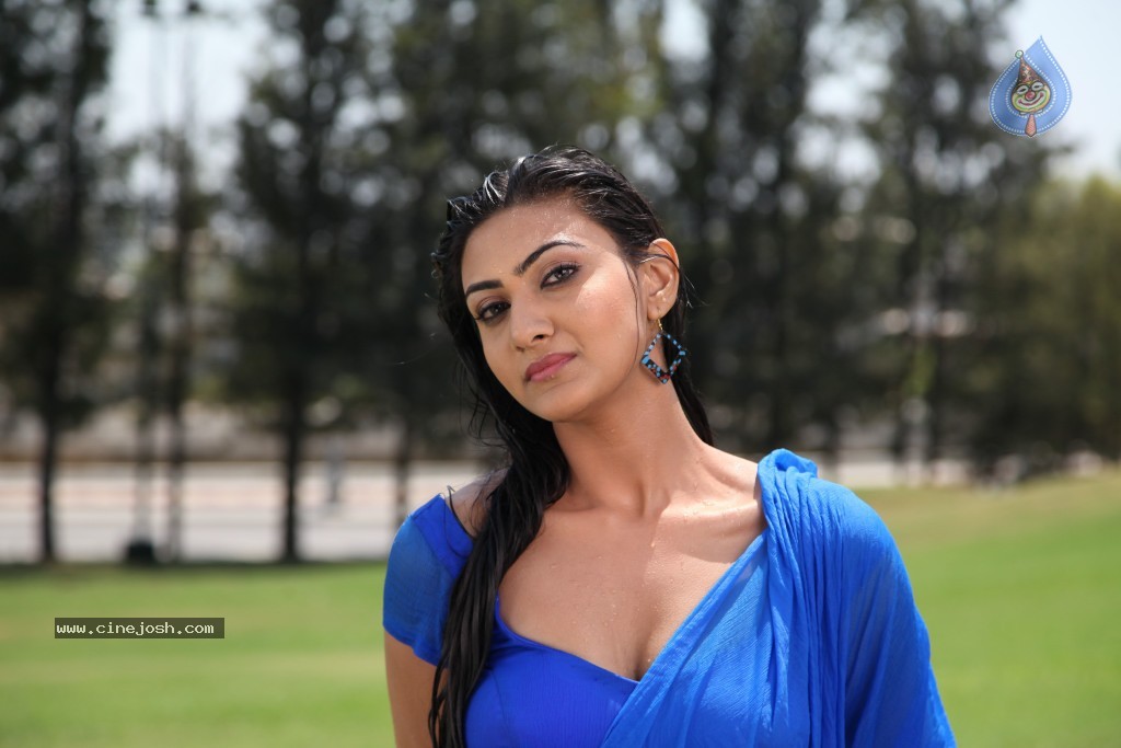 Neelam Upadhyay New Images - 31 / 39 photos