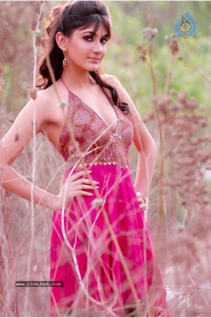 Neelam Upadhyay New Photos - 28 / 67 photos