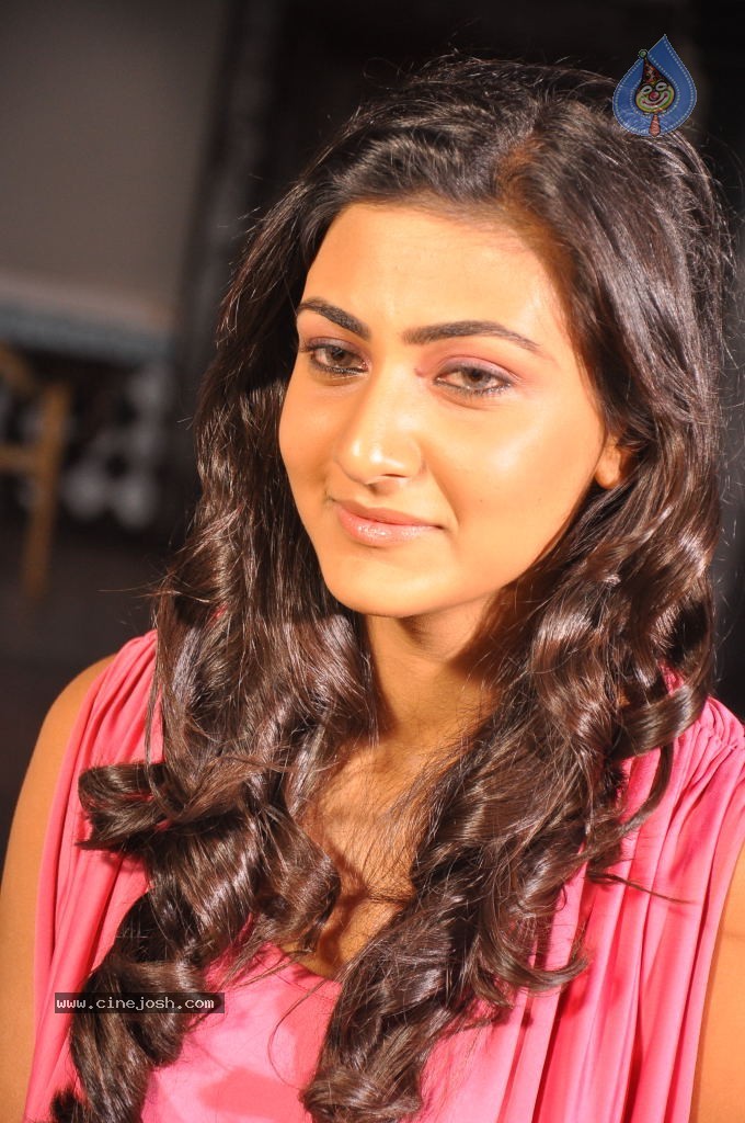Neelam Upadhyay New Stills - 36 / 40 photos