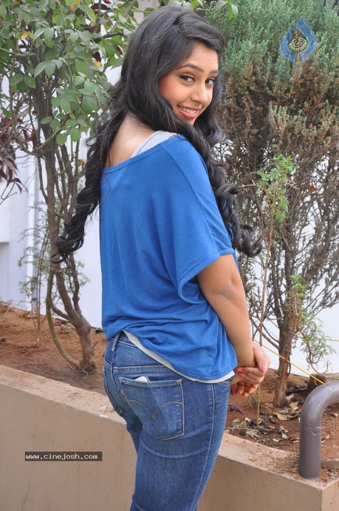 Neethi Taylor New Stills - 14 / 63 photos