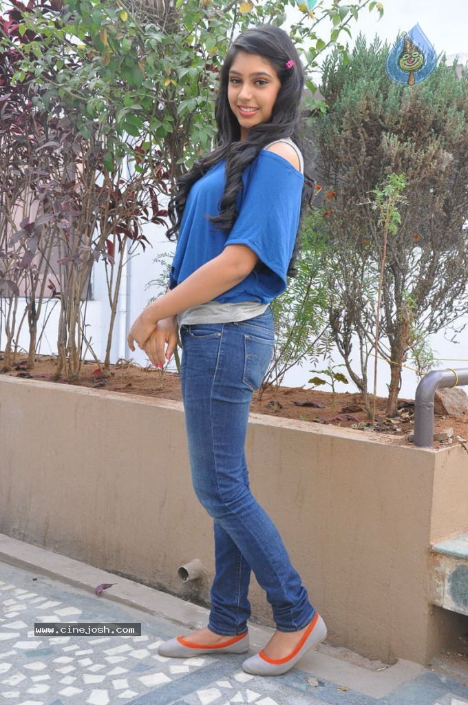 Neethi Taylor New Stills - 22 / 63 photos