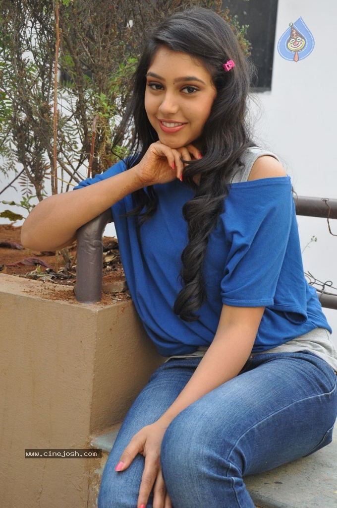 Neethi Taylor New Stills - 23 / 63 photos