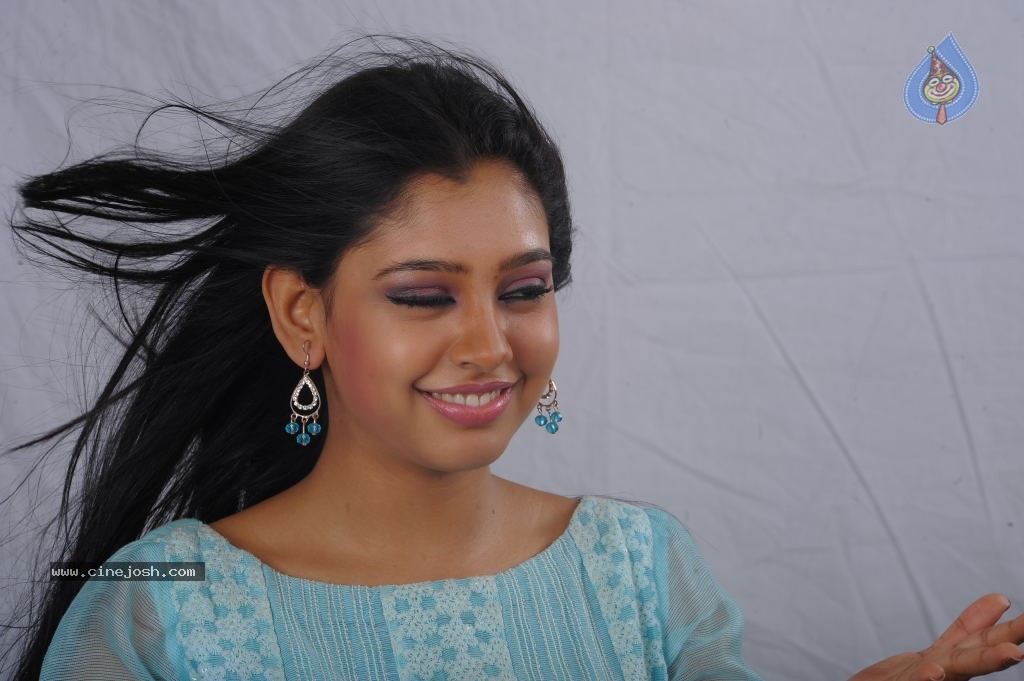 Neethi Taylor New Stills - 3 / 55 photos