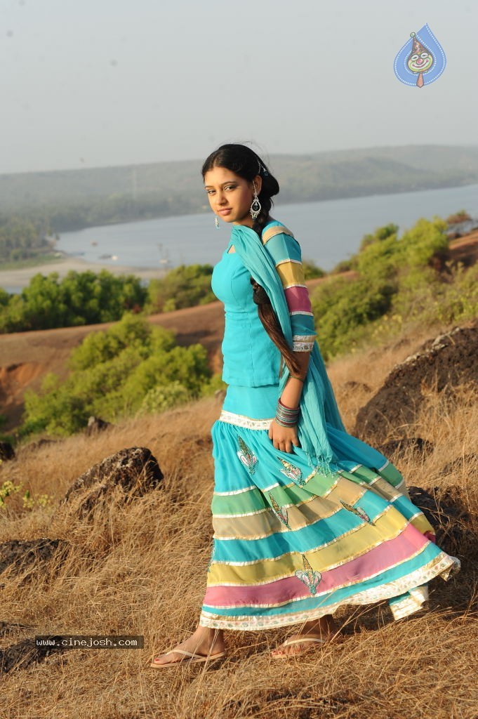 Neethi Taylor New Stills - 20 / 55 photos
