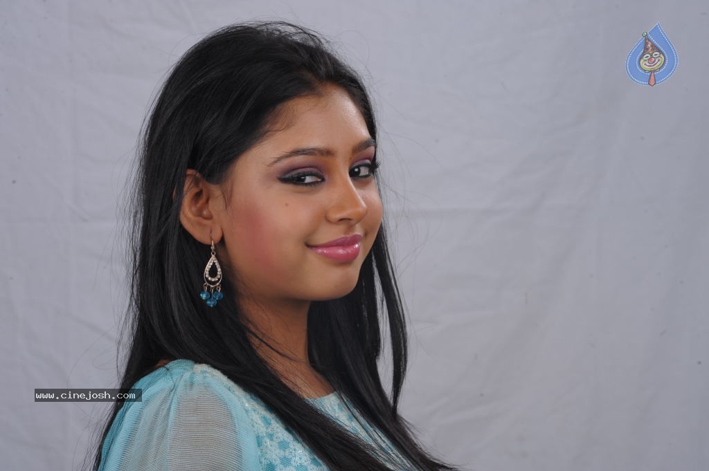 Neethi Taylor New Stills - 23 / 55 photos