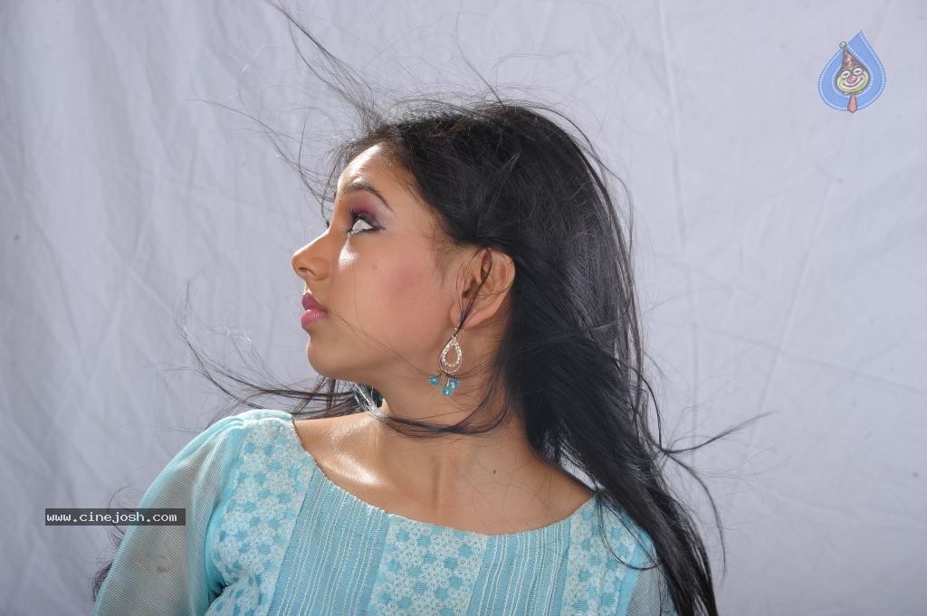 Neethi Taylor New Stills - 26 / 55 photos