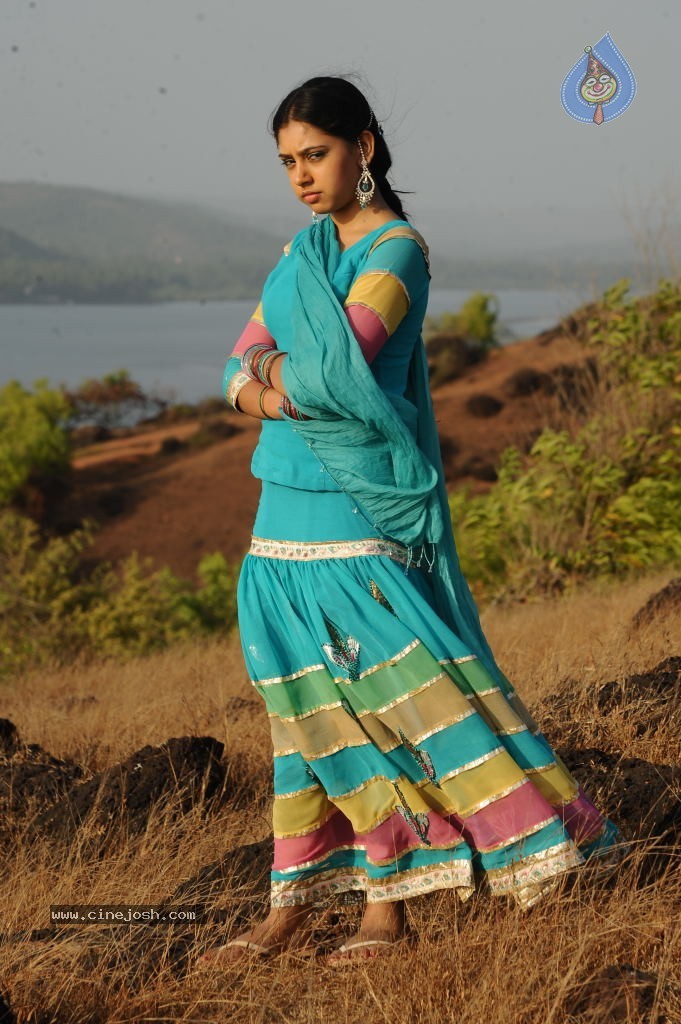 Neethi Taylor New Stills - 33 / 55 photos