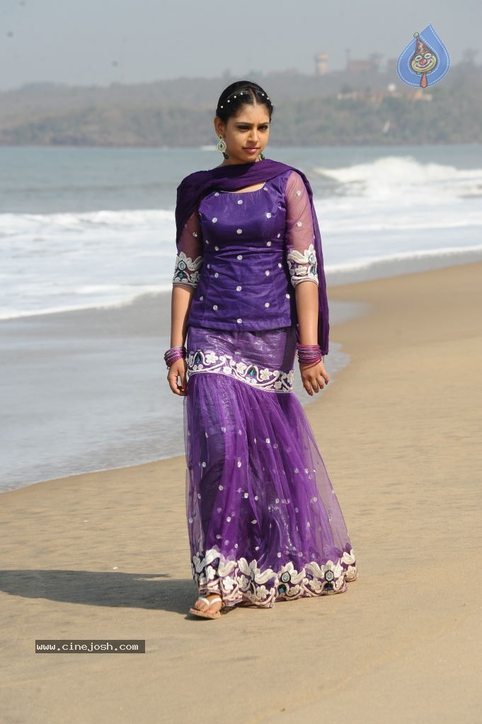 Neethi Taylor New Stills - 23 / 47 photos