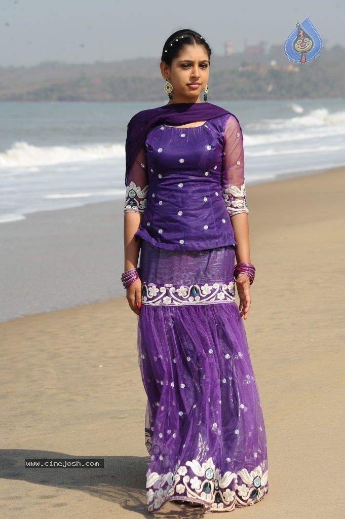 Neethi Taylor New Stills - 28 / 47 photos