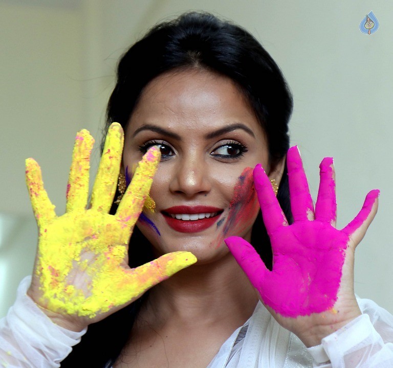 Neetu Chandra Dry Holi Photoshoot - 17 / 24 photos