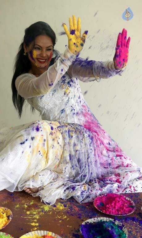 Neetu Chandra Dry Holi Photoshoot - 22 / 24 photos