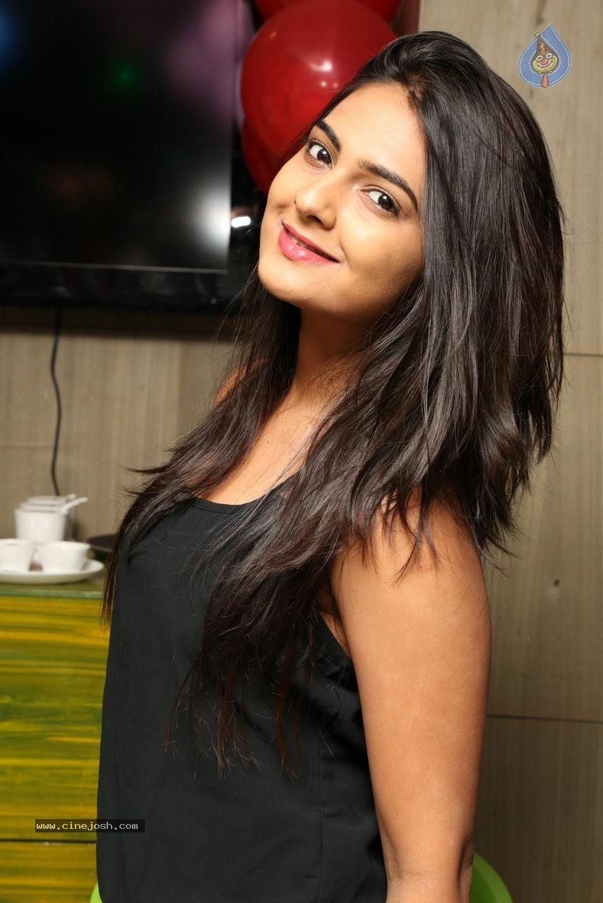 Neha Deshpande Gallery - 31 / 50 photos