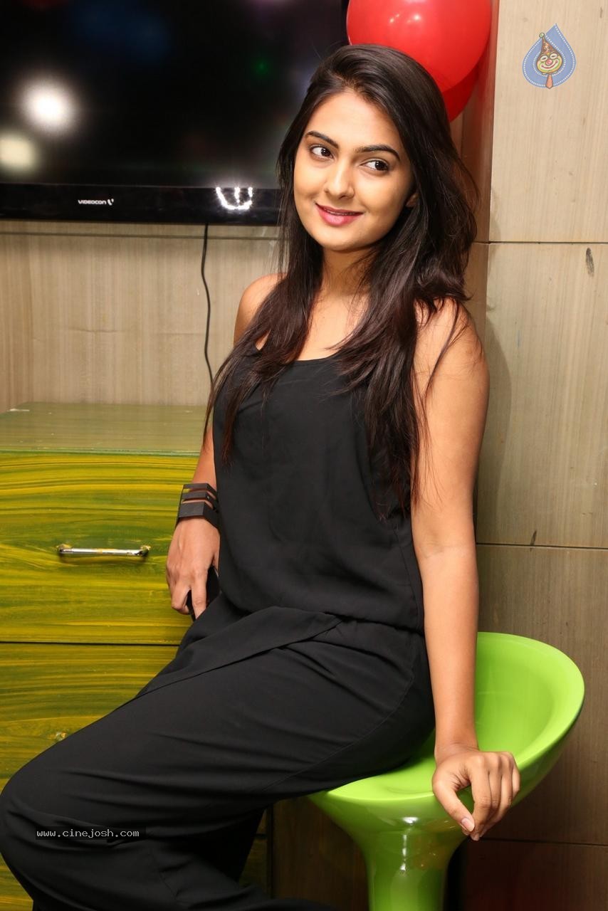 Neha Deshpande Gallery - 45 / 50 photos