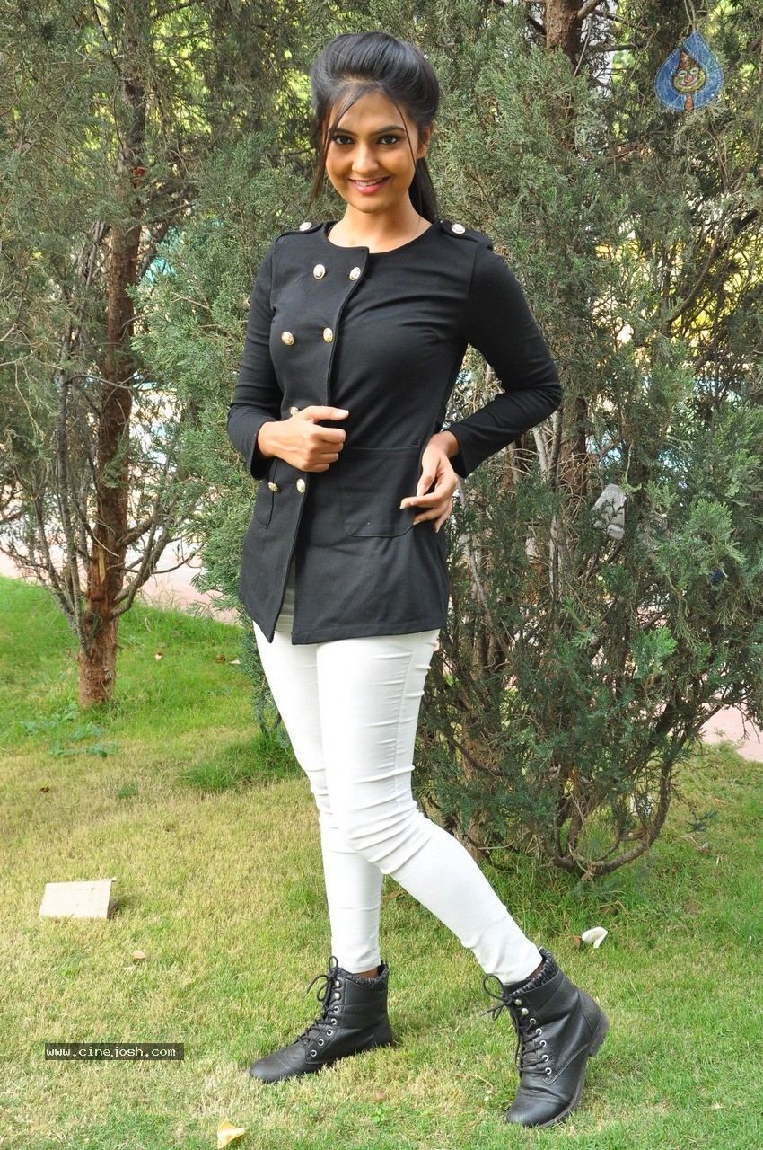 Neha Deshpande Gallery - 29 / 48 photos