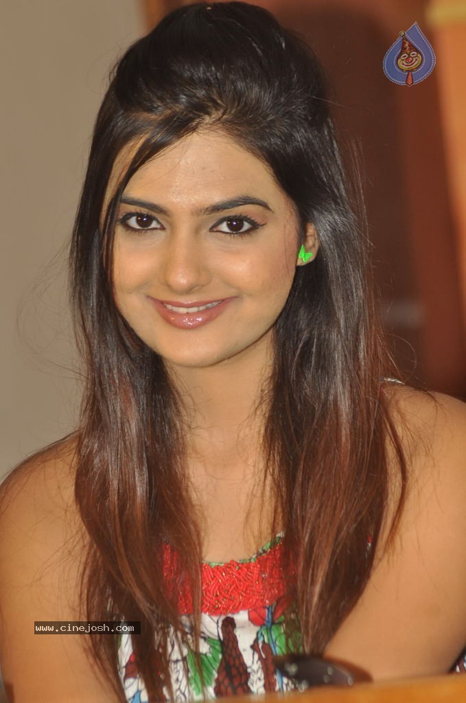 Neha Deshpande Latest Gallery - 40 / 101 photos