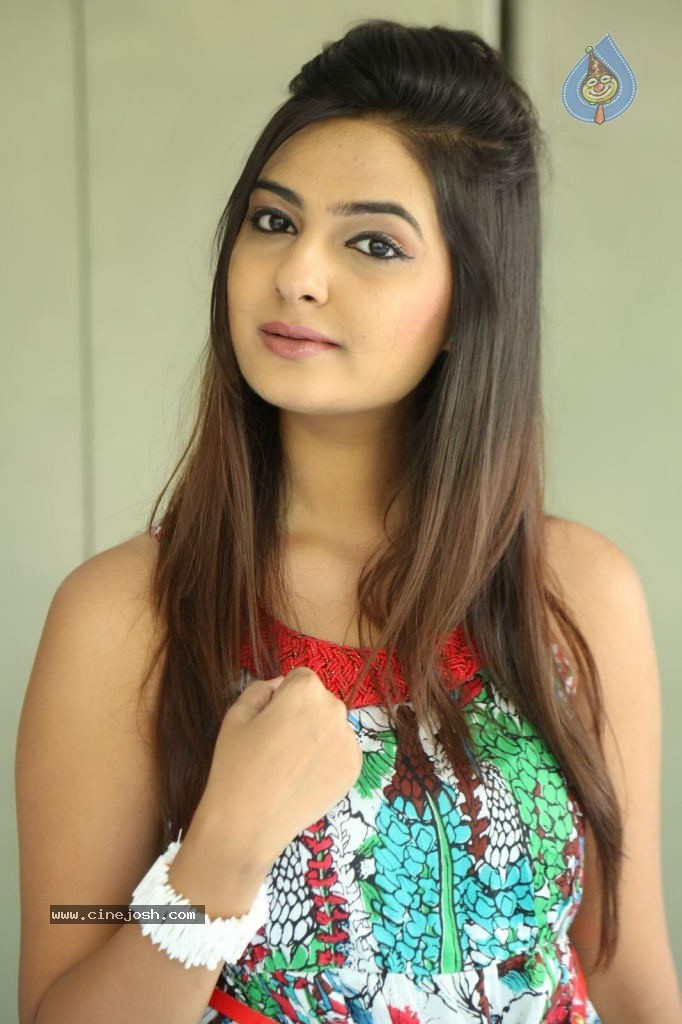 Neha Deshpande Latest Gallery - 51 / 101 photos