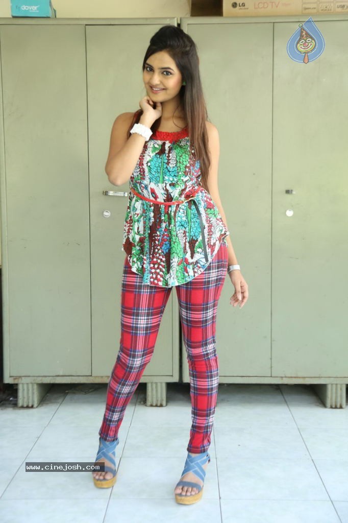 Neha Deshpande Latest Gallery - 70 / 101 photos