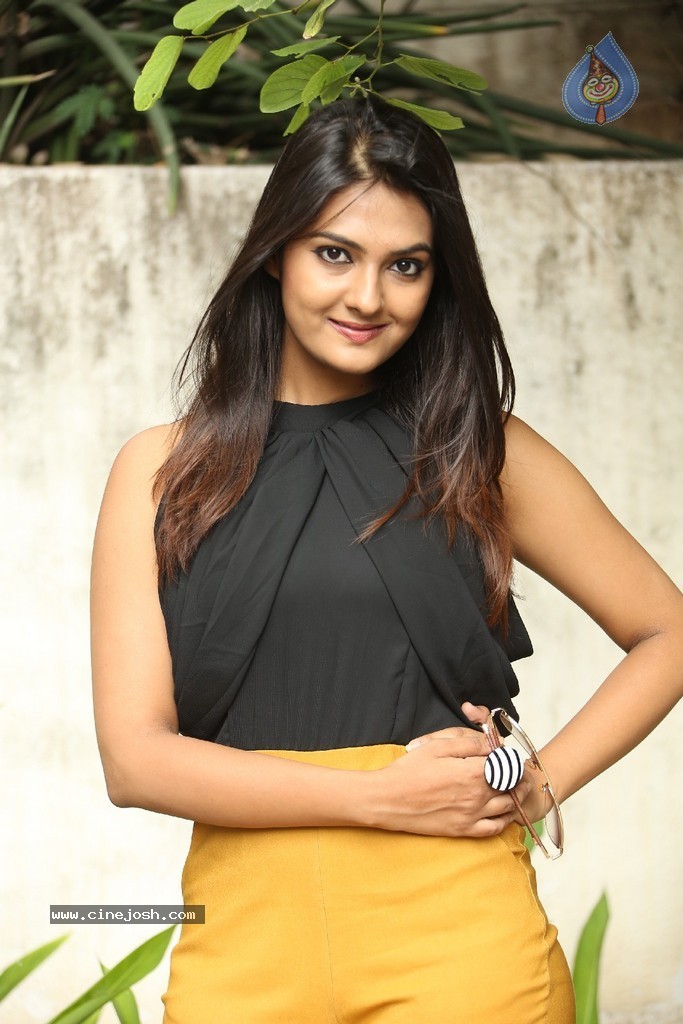 Neha Deshpande Latest Gallery - 26 / 90 photos