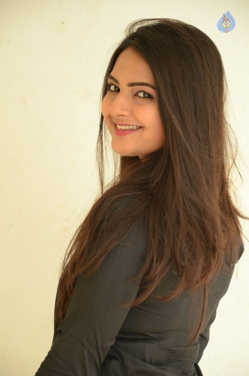 Neha Deshpande New Gallery - 22 / 39 photos