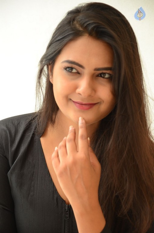 Neha Deshpande New Gallery - 30 / 39 photos
