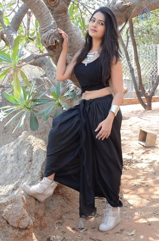 Neha Deshpande New Pics - 33 / 41 photos