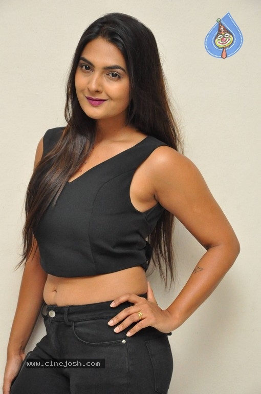 Neha Deshpande Photos - 25 / 41 photos