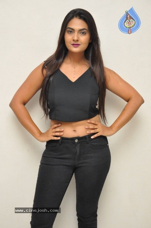 Neha Deshpande Photos - 31 / 41 photos