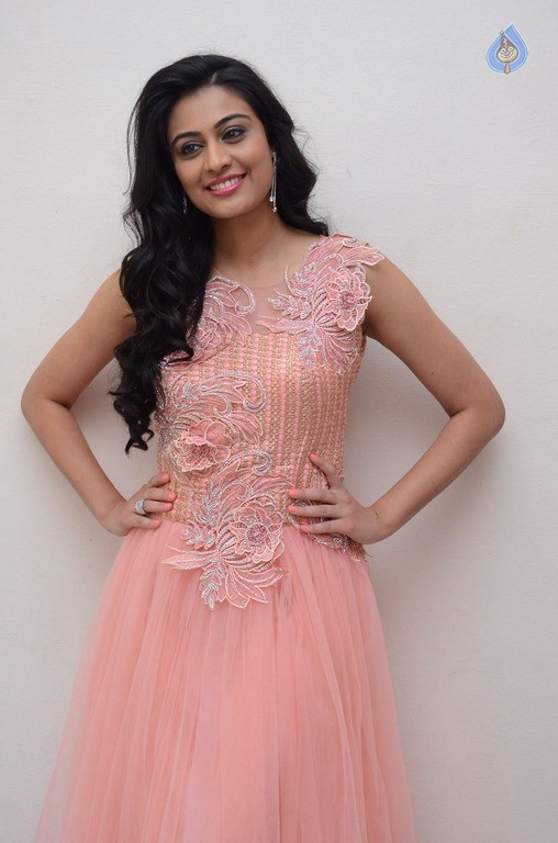 Neha Hinge New Gallery - 27 / 39 photos