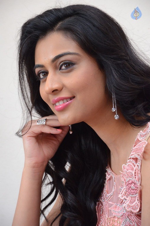 Neha Hinge New Gallery - 33 / 39 photos