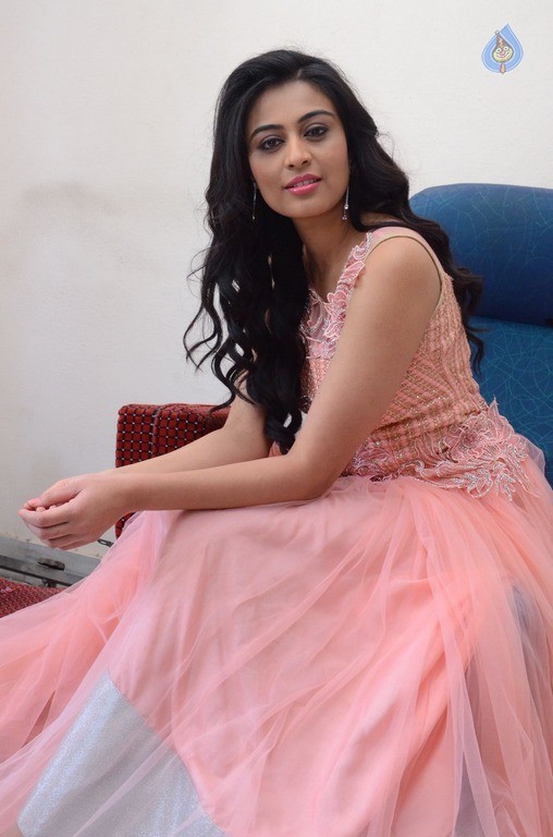 Neha Hinge New Gallery - 34 / 39 photos