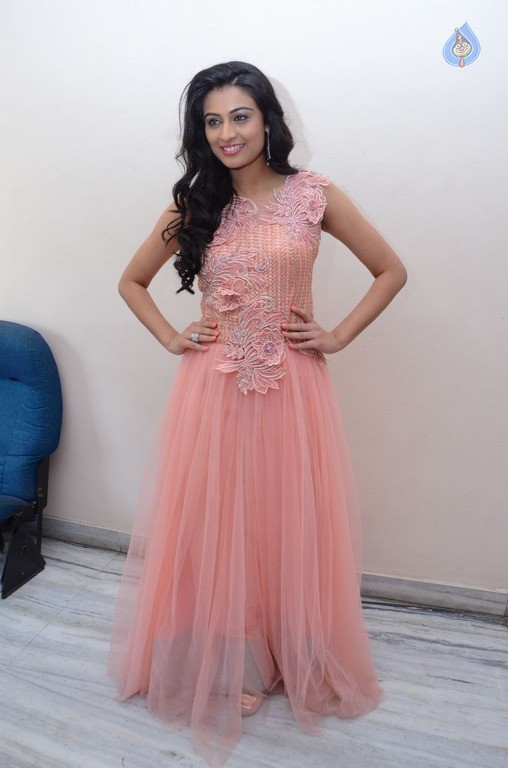 Neha Hinge New Gallery - 36 / 39 photos