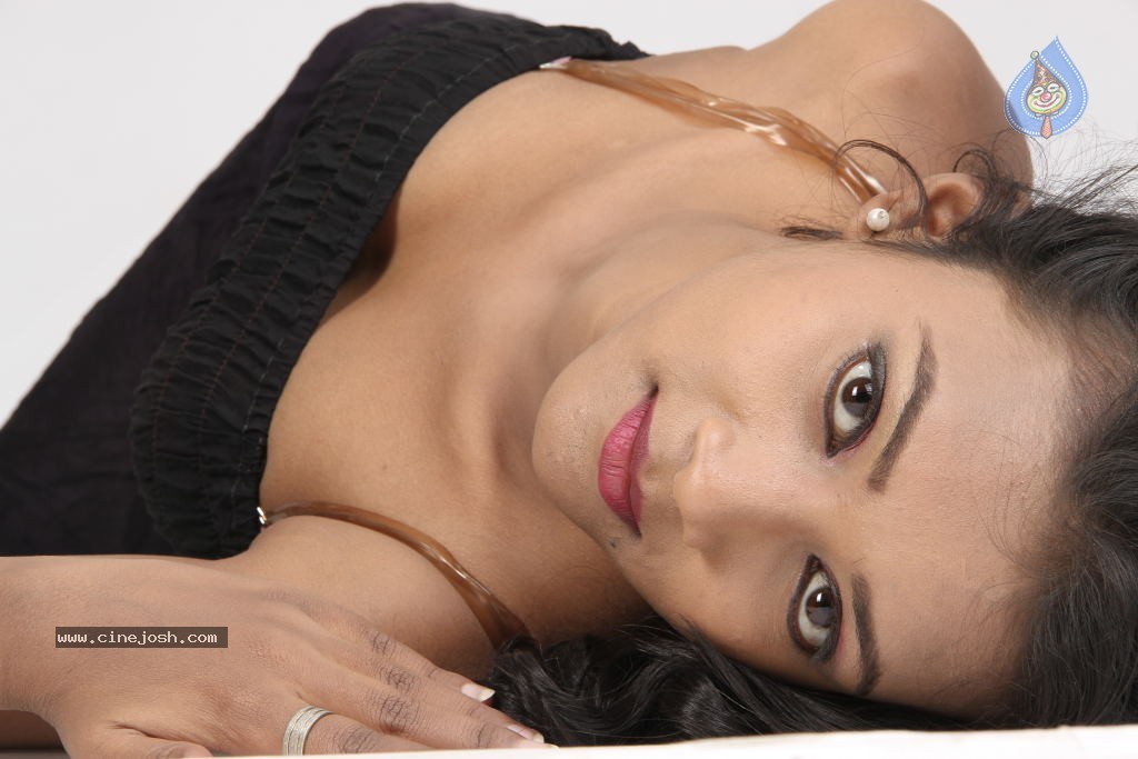 Neha Priya Hot Stills - 35 / 52 photos