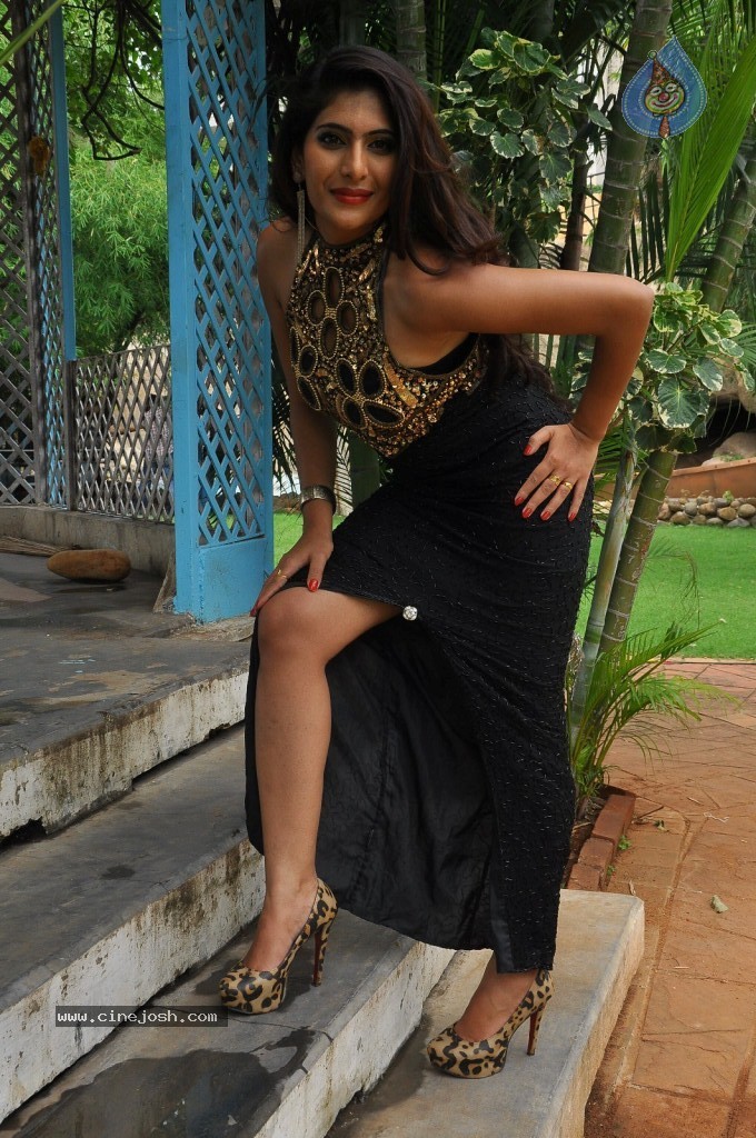 Neha Saxena New Stills - 21 / 53 photos