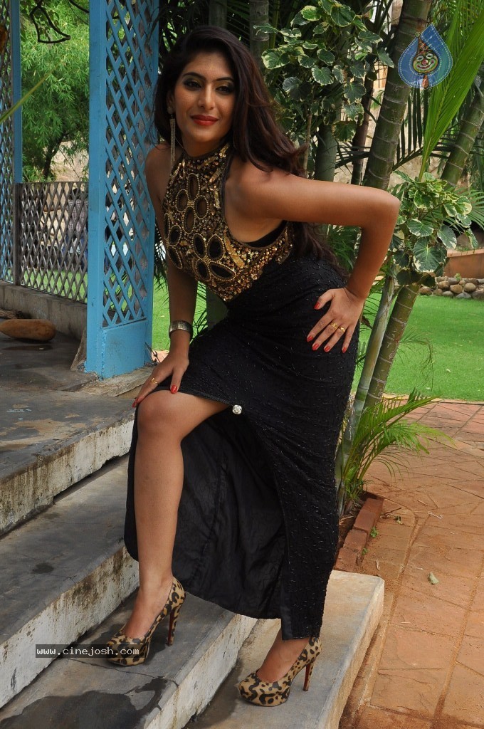 Neha Saxena New Stills - 22 / 53 photos