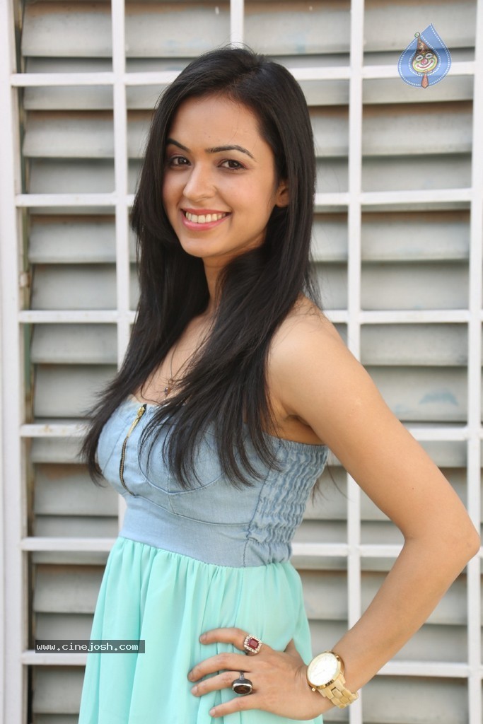 Neha Seraa Latest Photos - 33 / 148 photos