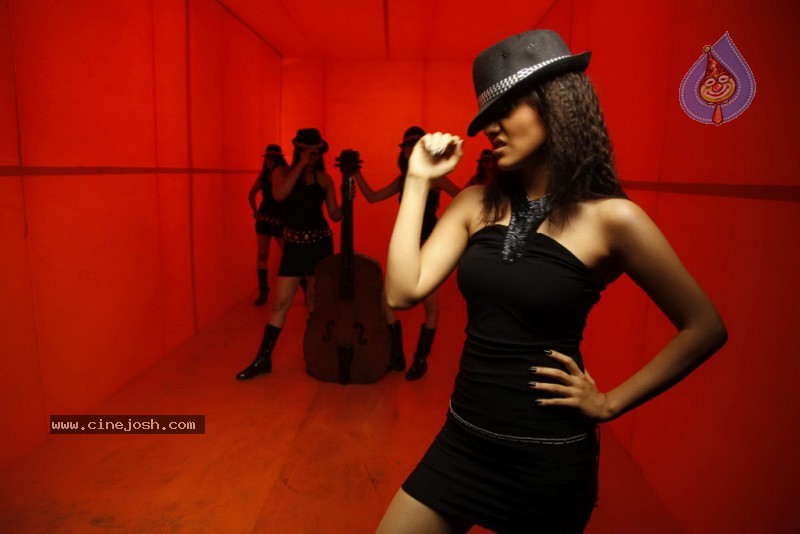 Neha Sharma Gallery - 30 / 60 photos