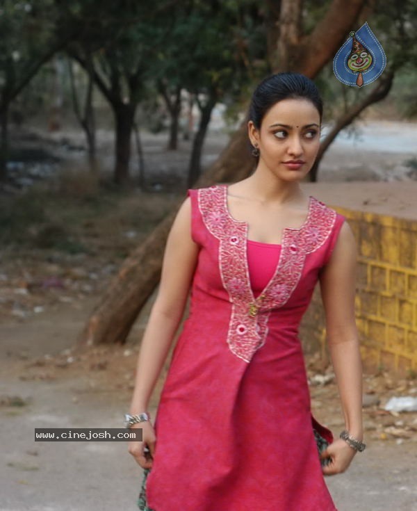 Neha Sharma New Photo Gallery - 27 / 44 photos