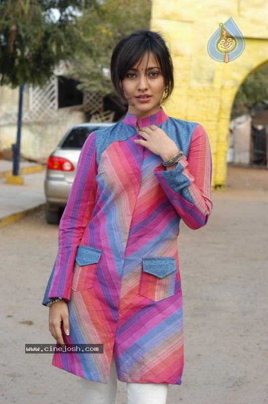 Neha Sharma New Photo Gallery - 31 / 44 photos