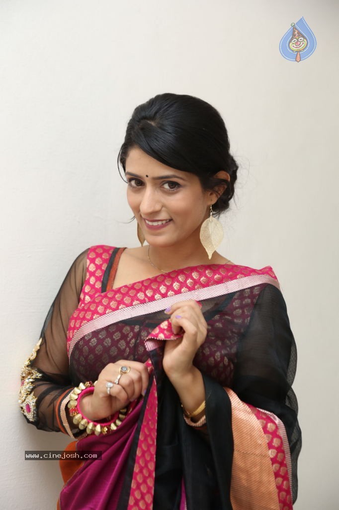 Nidhi Nautiyal New Stills - 36 / 131 photos