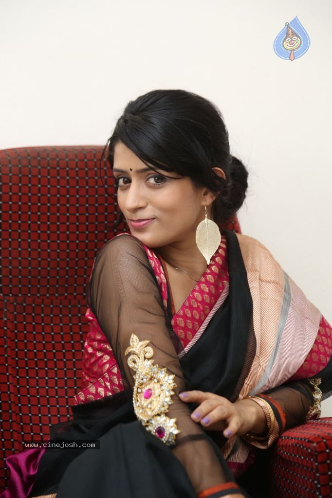 Nidhi Nautiyal New Stills - 47 / 131 photos