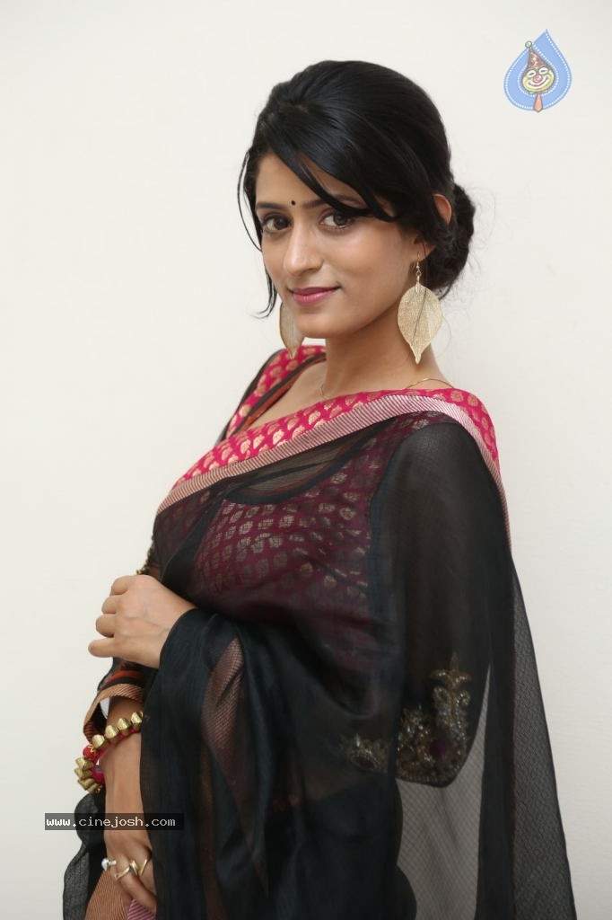 Nidhi Nautiyal New Stills - 68 / 131 photos