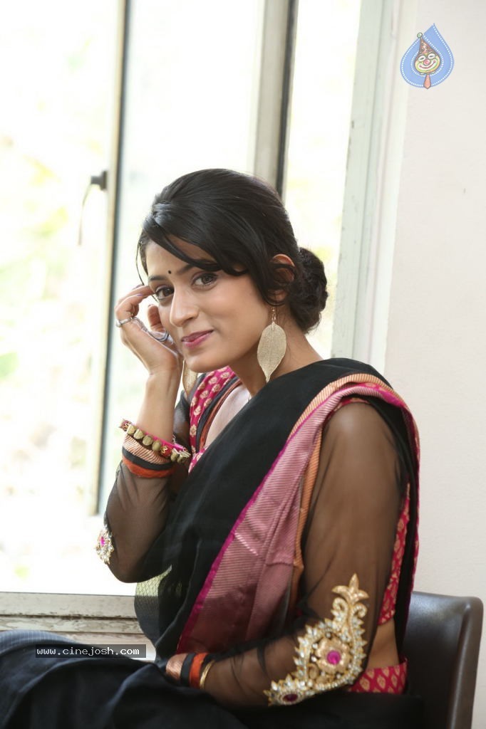 Nidhi Nautiyal New Stills - 75 / 131 photos