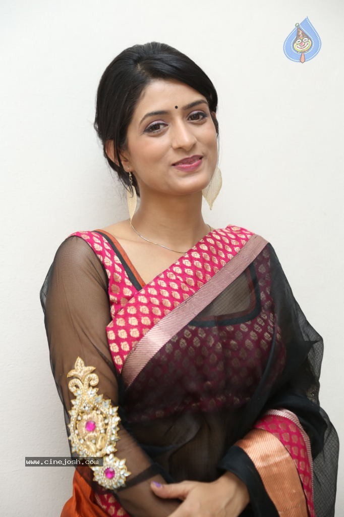 Nidhi Nautiyal New Stills - 112 / 131 photos